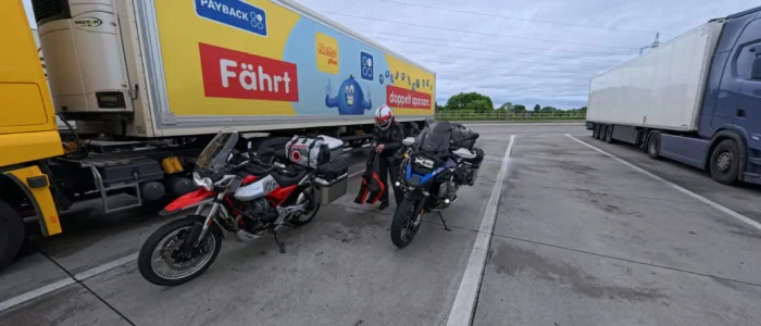 Motorräder zwischen LKWs