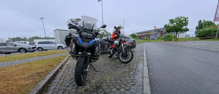 Motorräder bei Regen auf Parkplatz