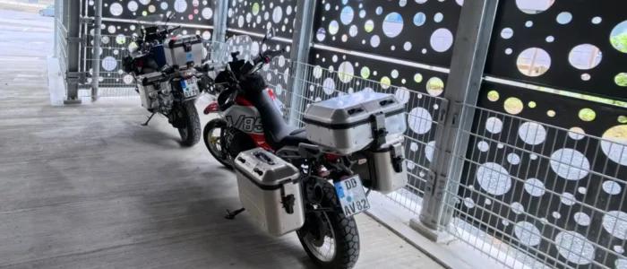 Motorräder in Parkhaus