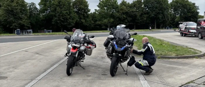 Motorrad auf Parkplatz