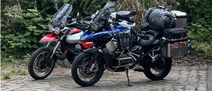 Motorräder an Garage
